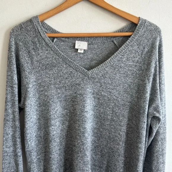 Anthropologie Postmark gray soft knit Ruffle Hem Side Split Sweater top sz Small - Picture 3 of 7